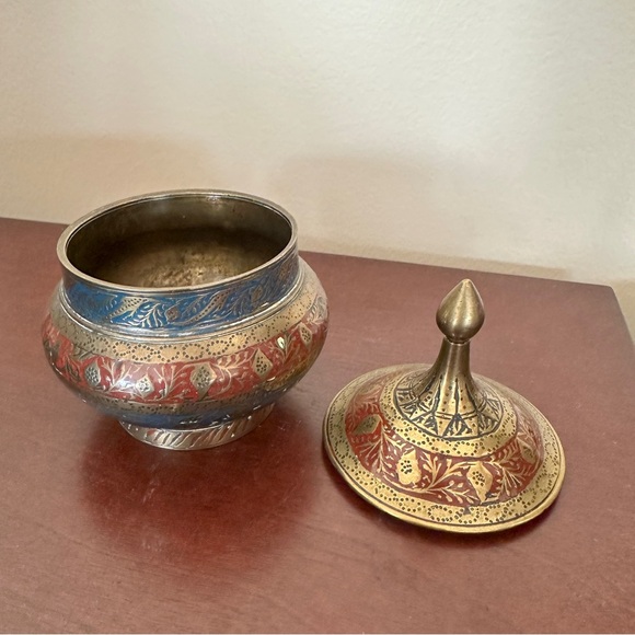 Antique brass enamel jar. Indian cloisonné in green and red, with lid. Bollywood - Picture 5 of 6